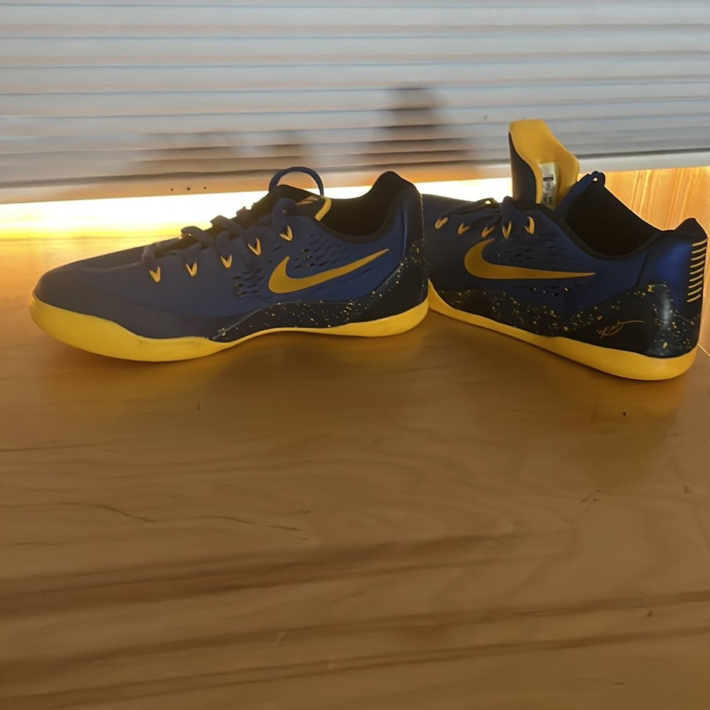 Kobe Nike Blue yellow size 5 youth - Picture 3 of 4